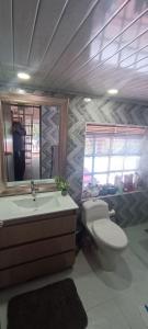 een badkamer met een toilet en een wastafel bij FINCA DELFOS UN PARAISO A 15 MINUTOS DE BOGOTÁ in La Calera