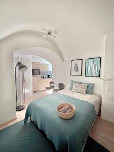 sypialnia z łóżkiem z koszem w obiekcie Franziskaner Suites #6 w Grazu