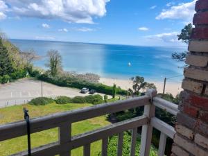 - un balcon avec vue sur la plage dans l'établissement Appartement pleine vue mer au bord de la plage, à Binic