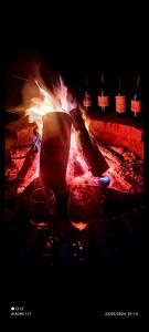 una chimenea con fuego por la noche en FINCA DELFOS UN PARAISO A 15 MINUTOS DE BOGOTÁ, en La Calera