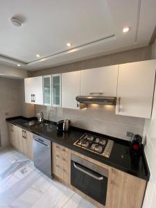 מטבח או מטבחון ב-Brand new 9th Floor Tangier apartment - prime location!