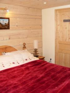 A bed or beds in a room at Chalet Rhianne - Chalets pour 8 Personnes 554