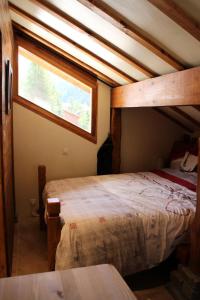 A bed or beds in a room at Chalet Rhianne - Chalets pour 8 Personnes 554