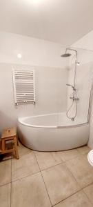 baño con bañera blanca y ventana en Chic & Cosy apartment - 60m2, 3 rooms, en Asnières-sur-Seine