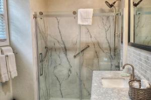 y baño con ducha y puerta de cristal. en The Whalewalk Inn & Spa, en Eastham