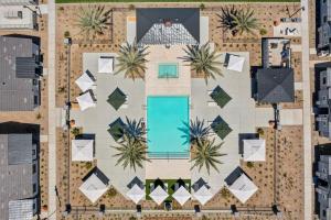 Sparkling Modern Home in Buckeye with Pool,BBQ内部或周边的泳池