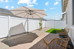 Sparkling Modern Home in Buckeye with Pool,BBQ的庭院或其他户外区域