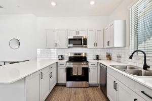 Sparkling Modern Home in Buckeye with Pool,BBQ的厨房或小厨房