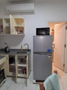 A cozinha ou kitchenette de Turtles beach resort hourghada studio view sea view pool private beach jacuzzi security air-conditioned Cafe restaurant on the beach and a large sunny balcony