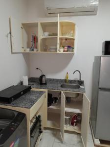 A cozinha ou kitchenette de Turtles beach resort hourghada studio view sea view pool private beach jacuzzi security air-conditioned Cafe restaurant on the beach and a large sunny balcony