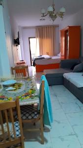 Postel nebo postele na pokoji v ubytování Turtles beach resort hourghada studio view sea view pool private beach jacuzzi security air-conditioned Cafe restaurant on the beach and a large sunny balcony + 37 fotografií