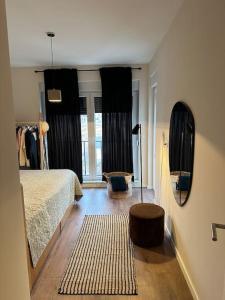 ein Schlafzimmer mit einem Bett und einem großen Fenster in der Unterkunft Little May's Home in Pristina