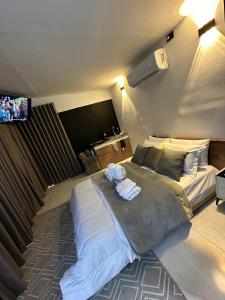 um quarto com uma cama grande e toalhas em Gaia Elegancia Escarlata extra 2 em San Rafael