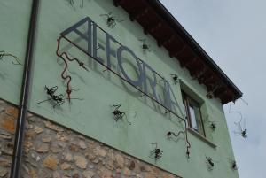 Ein Haufen Spinnen auf der Seite eines Gebäudes in der Unterkunft La casa de forja in Tarilonte