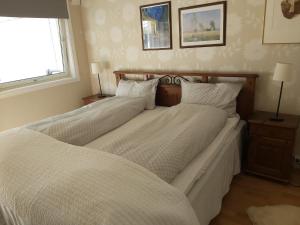 twee bedden naast elkaar in een slaapkamer bij Nearby Bergen in Bergen