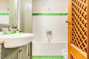 un bagno con lavandino, vasca e WC di PORTO CERVO-CALA DEL FARO [Parking-Sea-Garden] a Porto Cervo Altre 27 foto