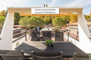 Un patio con una mesa y sillas en un balcón. en Floating Sea House Gong, en Portorož