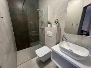 Koupelna v ubytování Ostoja + 128 fotografií