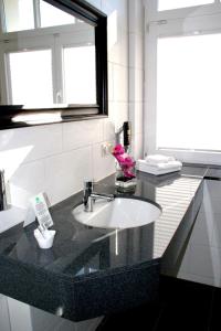 łazienka z umywalką i oknem w obiekcie Spielzeughotel Sonneberg w mieście Sonneberg