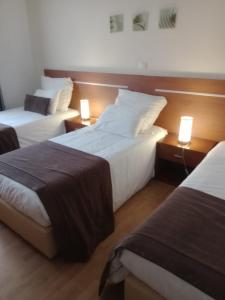 Uma cama ou camas num quarto em Residencial Morgado