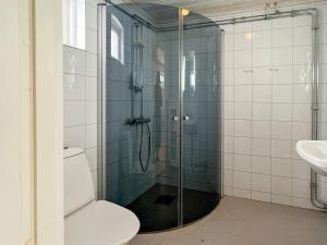 uma casa de banho com um chuveiro, um WC e um lavatório. em Holiday home STENSJÖN em Boda