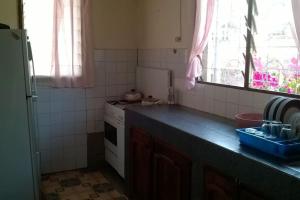 Η κουζίνα ή μικρή κουζίνα στο Villa face à la mer - calme et détente +9 φωτογραφίες