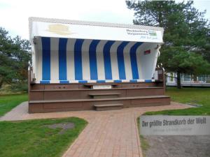 une grande structure à bandes bleues et blanches dans l'établissement Meerblick Heringsdorf, à Heringsdorf