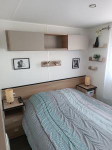 Postel nebo postele na pokoji v ubytování Mobile Homes Sous le Soleil + 31 fotografií