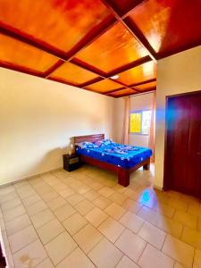 een slaapkamer met een blauw bed in een kamer bij Hill Residence in Yaoundé