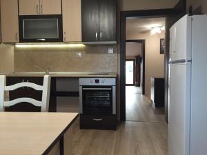 a kitchen with a stove and a refrigerator at Bora Apartment in Sandanski