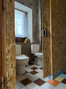 La salle de bains est pourvue de 2 toilettes et d'une fenêtre. dans l'établissement Sunset Bungalow, à Orissaare