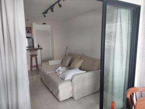 um sofá branco sentado numa sala de estar em Apartamento Novo em Ondina em Salvador