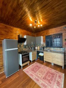 eine große Küche mit Holzböden und einer Holzdecke in der Unterkunft Trabzon Silent Hill Bungalow in Trabzon