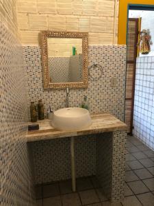 bagno con lavandino e specchio di Paraíso na Barra a Rio Tinto