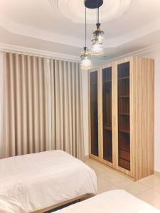 1 dormitorio con cama y ventana grande en Rawda 2 Bed-Room Apartment in Jeddah, 100 meter to supermarket en Yeda