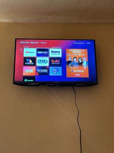 una TV a schermo piatto appesa a un muro di Departamento Bernal a Bernal