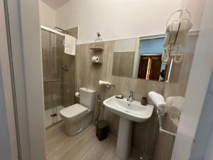 a bathroom with a toilet and a sink at Affittacamere Resalibera in Siracusa