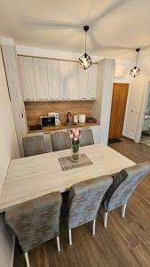 - une salle à manger avec une table et des chaises en bois dans l'établissement Apartment Beach D&A, à Bar