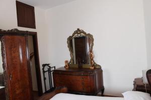 un espejo encima de un tocador en un dormitorio en Smile At Vesuvio, en Nápoles