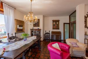 comedor con mesa, sillas y lámpara de araña en Villa Gabri 1 e Villa Gabri2, en Arona