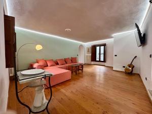 瓦雷澤的住宿－Kibilù - Via Virgilio，客厅配有沙发和桌子