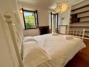 瓦雷澤的住宿－Kibilù - Via Virgilio，客房内的白色床和白色枕头