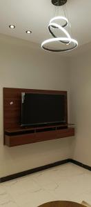 a flat screen tv on a wall in a room at سويت في حي مشرفه في شارع فلسطين in Jeddah