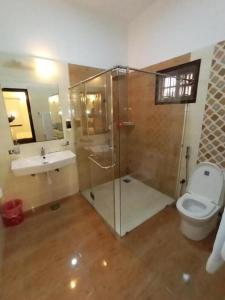 W łazience znajduje się prysznic, toaleta i umywalka. w obiekcie Heavenly Stays w mieście Karaczi
