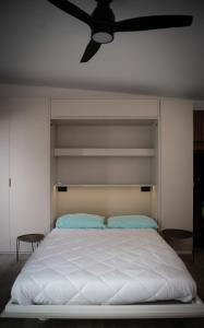 um quarto com uma cama branca e uma ventoinha de tecto em Jacuzzi Suite Paradise em Ciudad Real