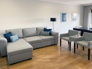 sala de estar con sofá, sillas y mesa en SeaStadium Porto, en Senhora da Hora
