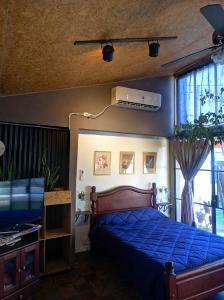 - une chambre avec un lit et une télévision à écran plat dans l'établissement Departamento los lapachos, à Villa Allende
