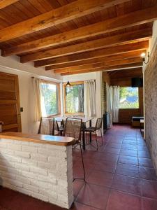 - une cuisine et une salle à manger avec une table et des chaises dans l'établissement Huilen de Bandurrias, à San Martín de los Andes