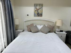Ein Bett oder Betten in einem Zimmer der Unterkunft Alken Studio - Amazing Superior Studio with Marvellous Marina View in the Pearl, Doha