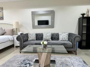 Area soggiorno di Alken Studio - Amazing Superior Studio with Marvellous Marina View in the Pearl, Doha
